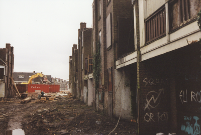 605898 Afbeelding van de sloop van de huizen aan de Alberdingk Thijmstraat te Utrecht. Geheel links enkele huizen aan ...